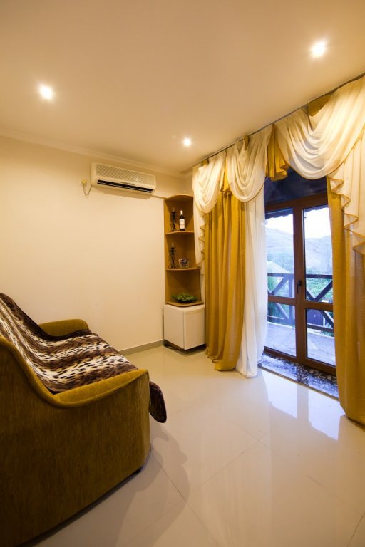 Комната с балконом